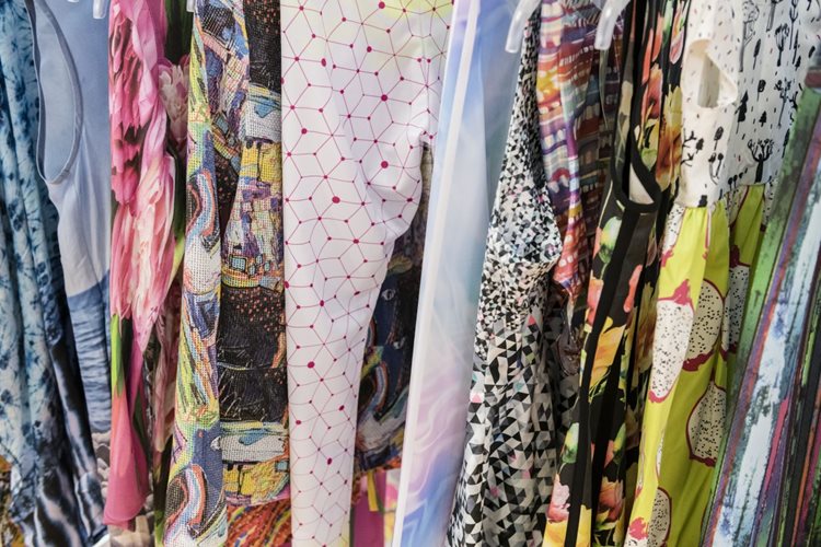 Print Make Wear – Besucherresonanz zeigt den klaren Fokus auf Textildruck von FESPA Mitarbeiter